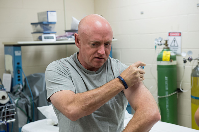 A man injects a syringe into his arm